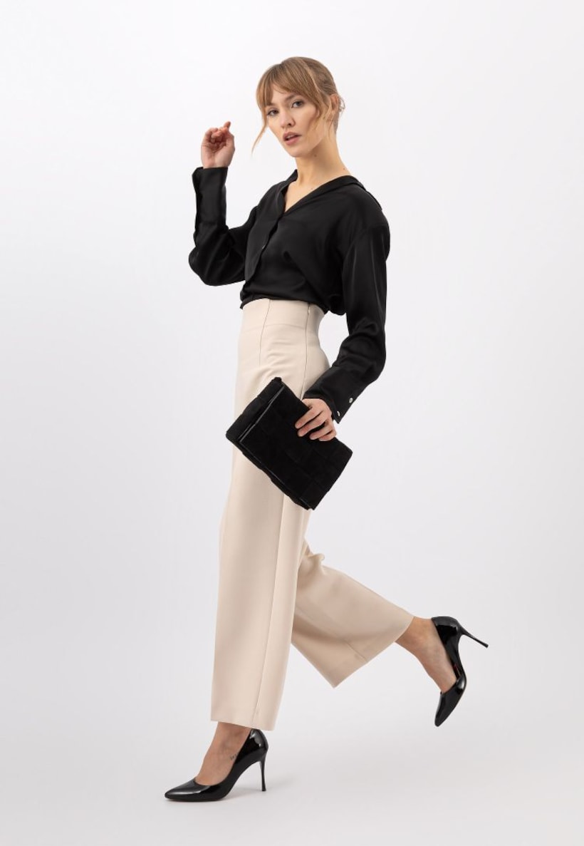 elegantný dámsky styling s béžovými nohavicami a čiernou košeľou
